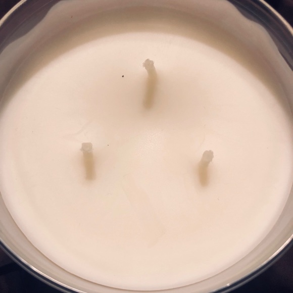 ❤️SOLD❤️Bath & Body Works Candle - Picture 2 of 3